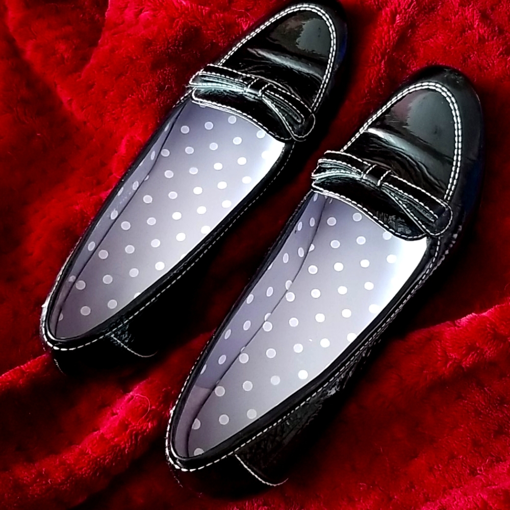 Kenneth Cole Reaction Low heeled black shoes
